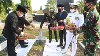 Bupati Abdullah Azwar Anas saat tabur bunga di Taman Makam Pahlawan, Banyuwangi.