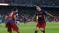 Selebrasi Luis Suarez (kanan) usai mencetak gol ke gawang Eibar, pada lanjutan La Liga, Senin (26/10/2015) dini hari WIB, di Estadio Camp Nou. REUTERS/Albert Gea