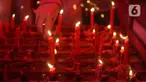 Warga keturunan Tionghoa menyalakan lilin saat bersembahyang di Wihara Amurva Bhumi Karet, Jakarta, Sabtu (21/1/2023). Sembahyang jelang tahun baru Imlek 2574 itu sebagai ungkapan syukur atas segala rezeki dan keselamatan dari Tuhan serta untuk pengharapan kehidupan lebih baik di tahun kelinci air mendatang. (Liputan6.com/Herman Zakharia)