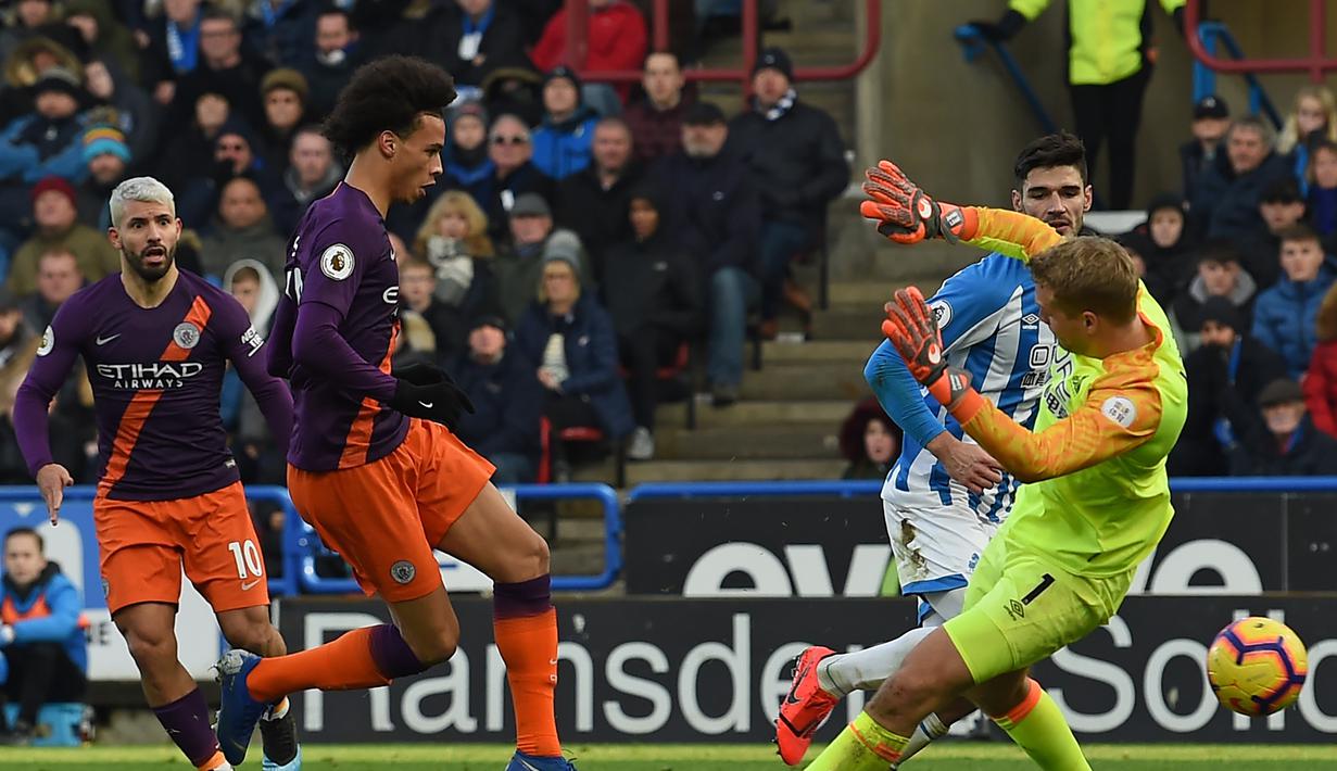 Proses terjadinya gol kedua man City yang dicetak Leroy Sane pada laga lanjutan Premier League yang berlangsung di stadion John Smith, Huddersfield, Minggu (20/1). Manchester City menang 3-0 atas Huddersfield. (AFP/Paul Ellis)
