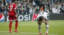 Ekspresi pemain Besiktas, Mustafa Pektemer (kanan) saat gagal mencetak gol ke gawang Bayern Munchen pada leg kedua 16 besar Liga Champions di Vodafone Stadyumu, Besiktas Park, Istanbul, (14/3/2018). Bayern menang 3-1.  (AP/Lefteris Pitarakis)