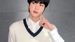 Kemeja putih yang dipadukan dengan sweater tanpa lengan seperti Kim Seok Jin satu ini juga bisa dijadikan inspirasi. Detail pada kerah yang membentuk v line pada sweater Jin BTS terlihat sederhana namun elegan. (Liputan6.com/IG/@jin)