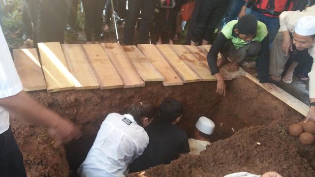 Millen Cyrus ikut memasukan ayahnya ke liang lahat