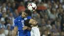 Ofir Davidzada (kiri) menyundul bola bersama gelandang Italia, Marco Parolo pada Kualifikasi Piala Dunia 2018 di Stadion Sammy Ofer, Haifa, Selasa (6/9/2016) dini hari WIB. (AFP/Jack Guez)