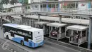 Penumpang menunggu bus Transjakarta di halte Harmoni, Jakarta, Sabtu (7/1). PT Transportasi Jakarta (Transjakarta) akan menambah 2.000 unit bus tahun 2017 ini.  (Liputan6.com/Yoppy Renato)