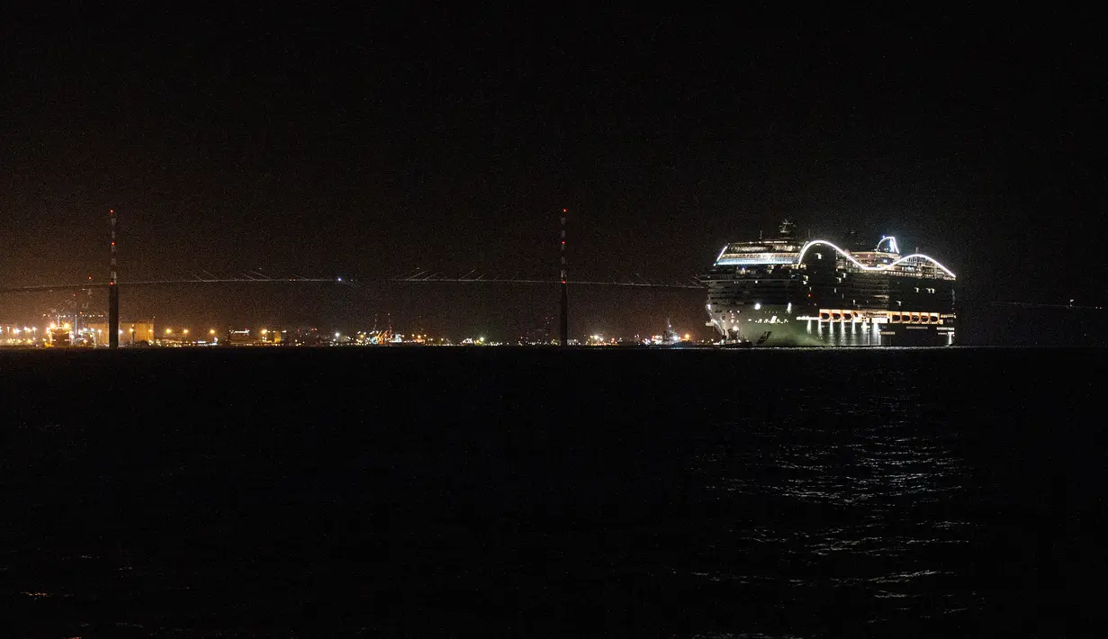 Kapal pesiar MSC World Europa meninggalkan pelabuhan Saint-Nazaire, Prancis barat pada 26 Oktober 2022. MSC World Europa berlayar ke Qatar, di mana ia akan berfungsi sebagai hotel terapung selama Piala Dunia FIFA Qatar 2022. (AFP/Sebastien Salom Gomis)