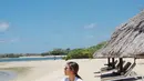 Jumpsuit putih berwarna putih yang digunakan oleh Mila saat bersantai di pantai ini juga terlihat simpel. Dirinya tampak memadukan penampilan santainya dengan sebuah sandal jepit serta tote bag. (Liputan6.com/IG/@jscmila)