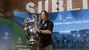 Legenda Barcelona, Carles Puyol, mengangkat trofi Liga Champions saat jumpa pers di Jakarta, Senin (11/3). Heineken memulai perhelatan UEFA Champions League Trophy Tour di Indonesia. (Bola.com/Vitalis Yogi Trisna)
