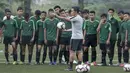 Pelatih Timnas Indonesia U-16, Bima Sakti, saat pemusatan latihan di Sawangan, Senin (13/5). Sebanyak 41 anak mengikuti seleksi untuk memperkuat timnas di Piala AFF U-15 2019 di Thailand. (Bola.com/M Iqbal Ichsan)