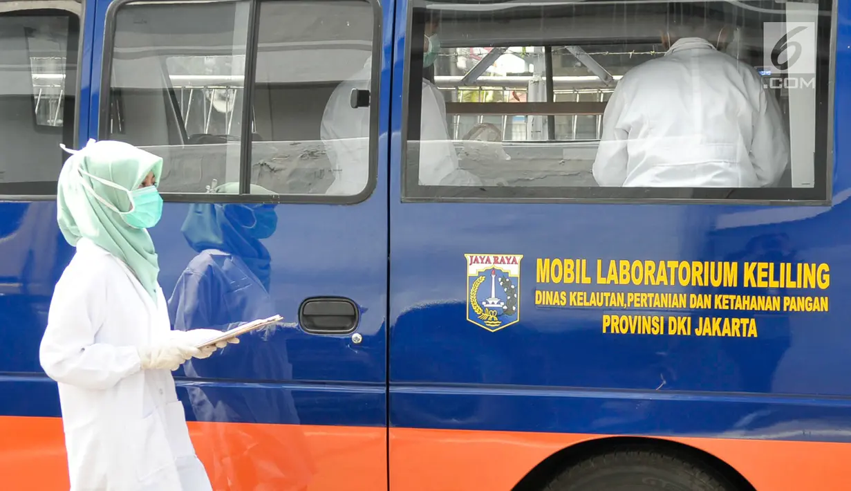 Petugas melintas di samping mobil laboraturium keliling, Jakarta, Senin (14/6). BPOM dan Sudin Pangan DKI Jakarta Selatan sidak makanan di pasar swalayan Pasar Swalayan Gelael Tebet. (Liputan6.com/Yoppy Renato)