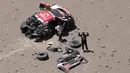 Pebalap Peugeot, Cyril Despres (kanan) dan rekannya David Castera mengalami kecelakaan pada etape ke-4 Rally Dakar 2018 di San Juan De Marcona, Peru, (9/01/2018). Rally Dakar tersebut melintasi tiga benua dan 29 Negara. (AFP/Franck Fife)
