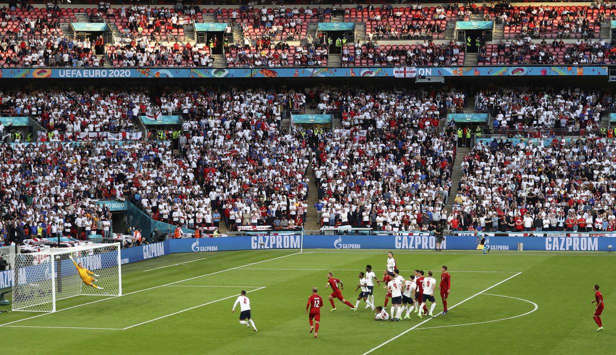 Gol yang dinanti publik Wembley tersaji menit 30'. Bukan Inggris yang membuka skor, melainkan Denmark melalui tendangan bebas istimewa Mikkel Damsgaard. (Foto: AP/Pool/Catherine Ivill)