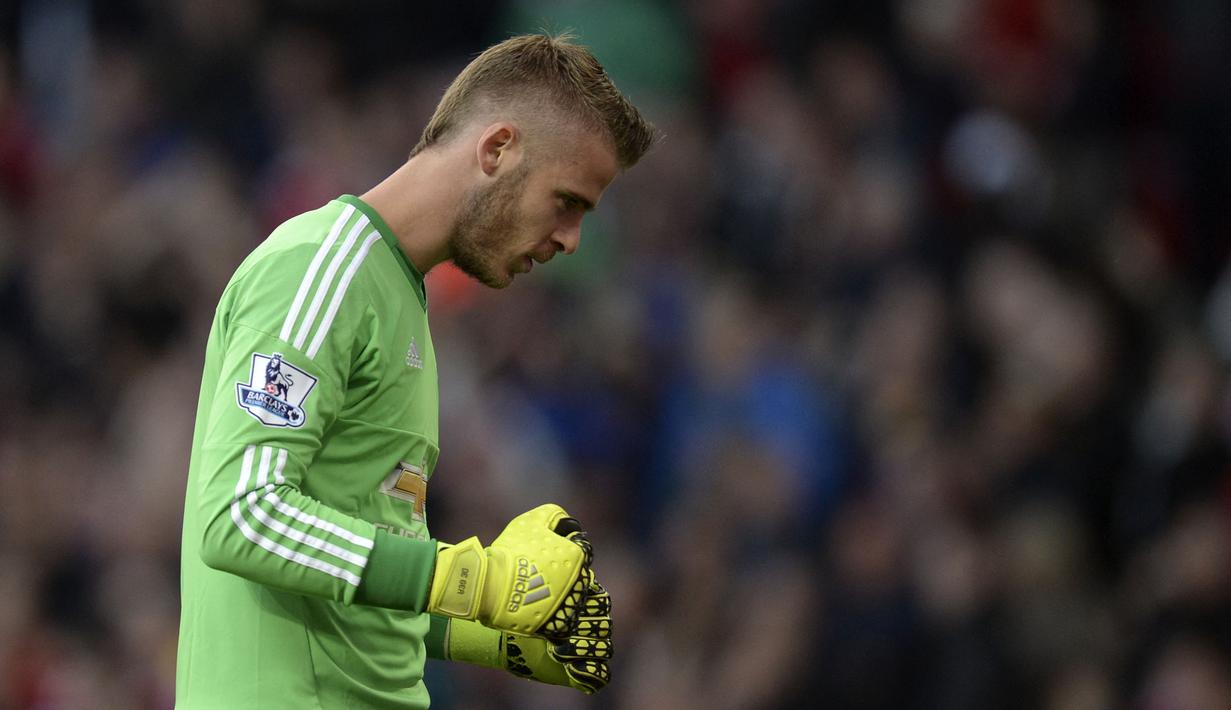 Reaksi kecewa kiper Manchester United, David De Gea setelah gawangnya dibobol oleh pemain Liverpool pada laga lanjutan Liga Inggris di Old Trafford, Manchester, 12 September 2015.De Gea nyaris meninggalkan MU ke Real Madrid pada tahun 2015. Sayangnya, perpindahan tersebut tak pernah terwujud karena dokumen transfer kiper asal Spanyol tersebut terlambat diserahkan ke Federasi Sepak Bola Spanyol (RFEF). (AFP/Oli Scarff)