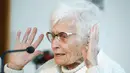 Lisel Heise, seorang mantan guru berusia 100 tahun menghadiri konferensi pers di Kirchheimbolanden, Jerman pada 27 Mei 2019. Lisel Heise terpilih sebagai anggota dewan di Kirchheimbolanden, sebuah kota di Jerman yang berpenduduk 8.000 orang. (REUTERS/Ralph Orlowski)