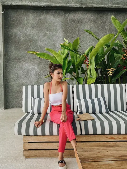 Meski terbilang masih muda, Maureen Daryanani pandai memilih busana yang ia kenakan. Bahkan tak sedikit netizen yang menyebut penampilan artis sekaligus model ini sebagai panutan OOTD. Kali ini ia tampil kece dengan atasan berwarna putih dan celana merah muda. (Liputan6.com/IG/@maureendaryananii_)