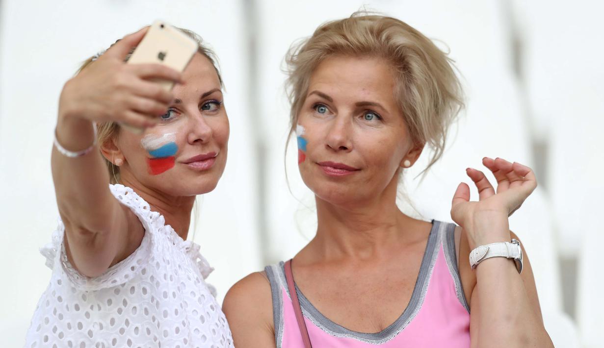 Dua fans Russian  berfoto selfie saat laga grup B Euro 2016 antara Inggris melawan Rusia di Stade Velodrome, Marseille, (11/6/2016). AFP/Valery Hache)