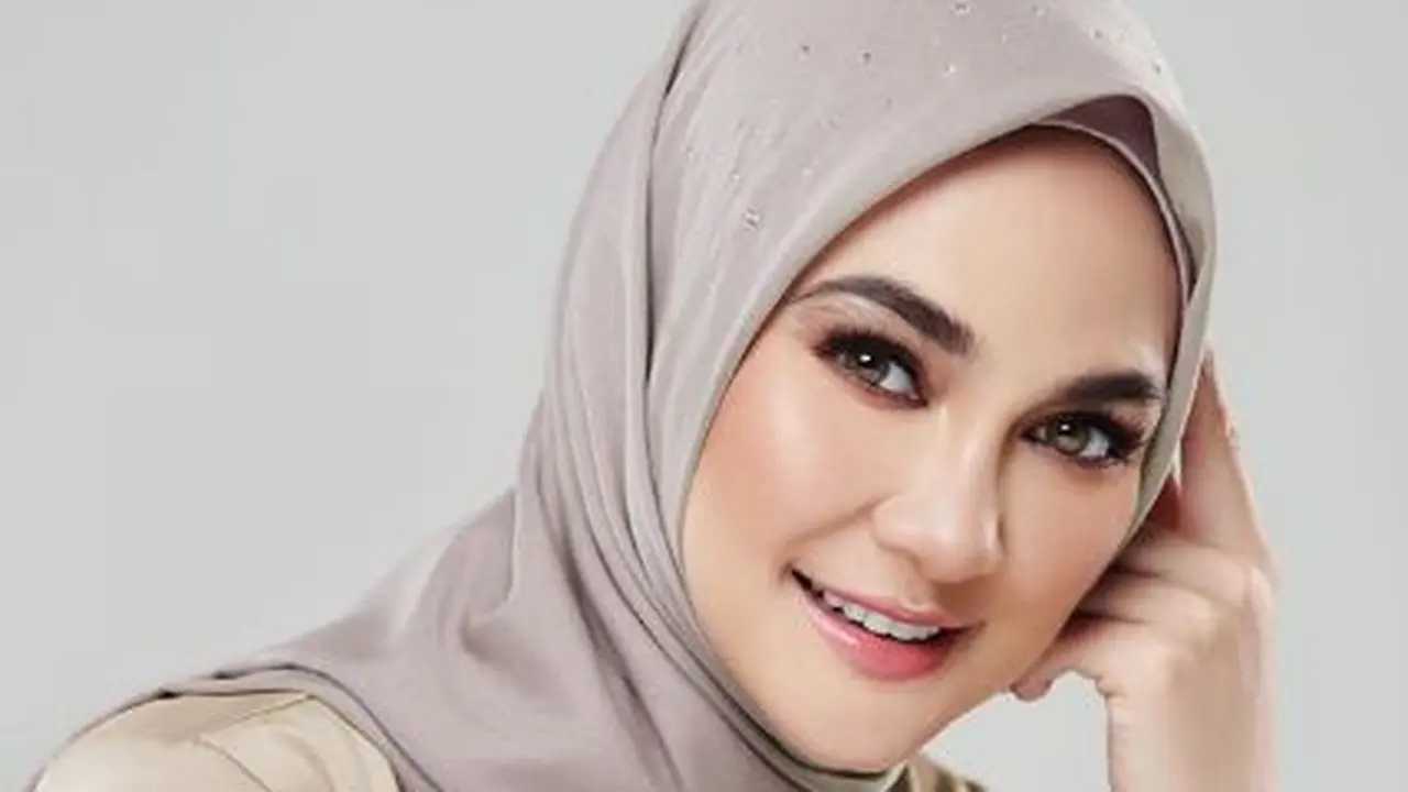 Akui Ingin Berhijrah, Ini 6 Pesona Luna Maya saat Pakai Hijab