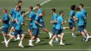 Para pemain Real Madrid melakukan pemanasan saat sesi pelatihan di Madrid, Spanyol (22/5). Madrid akan melawan Liverpool pada babak final Liga Champions yang akan berlangsung 26 Mei mendatang di Stadion NSC Olimpiyskiy di Kiev. (AFP Photo/Gabriel Bouys)