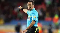 Gaya wasit asal Uruguay, Jorge Larrionda, saat menjadi pengadil laga penyisihan Grup G PD 2010 antara Pantai Gading vs Portugal di Nelson Mandela Bay Stadium, Port Elizabeth, 15 Juni 2010. AFP PHOTO / KARIM JAAFAR 