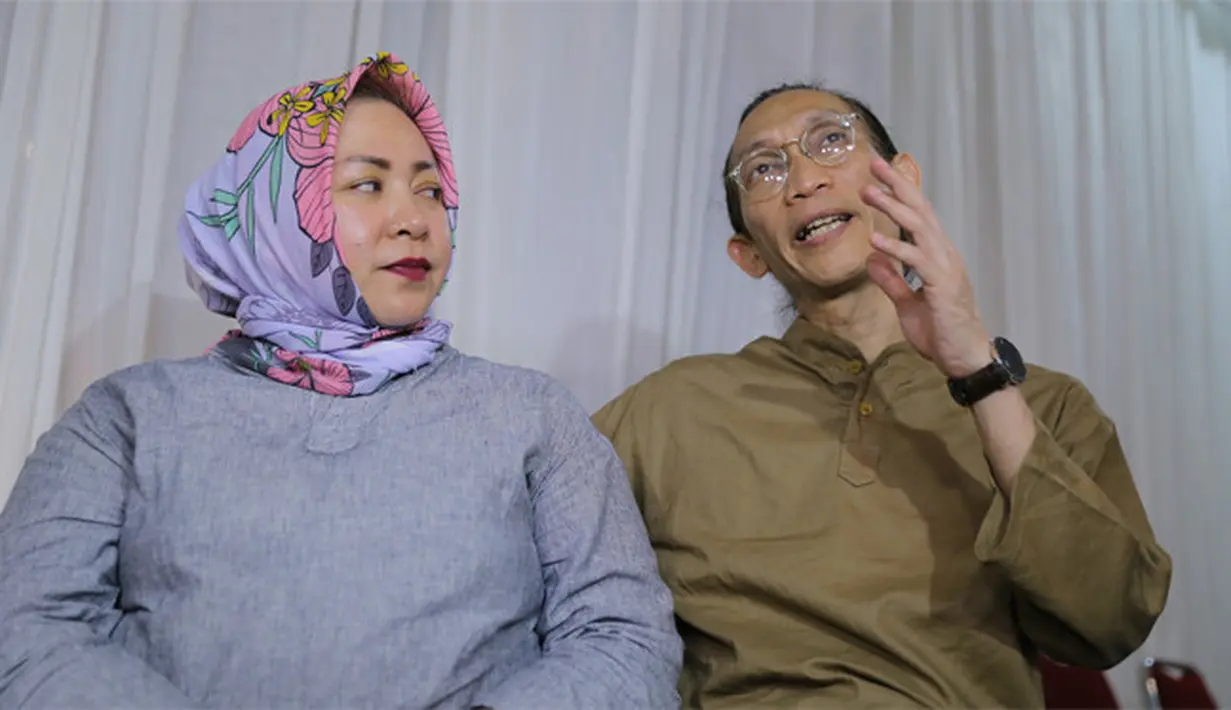 Penyanyi dan pencipta lagu Melly Goeslaw memutuskan menjadi mualaf saat   akan menikah dengan Anto Hoed. Kini, pencipta banyak lagu hits itu tampil   berhijab seperti diwajibkan bagi kaum muslimah. (Adrian Putra/Bintang.com)