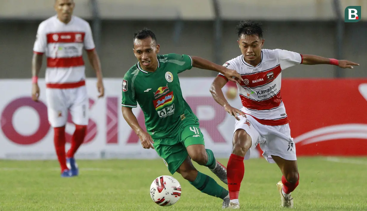 Striker PSS Sleman, Irfan Jaya (kiri) menguasai bola dibayangi striker Madura United, Mochamad Kevy dalam laga Grup C Piala Menpora 2021 di Stadion Si Jalak Harupat, Bandung, Selasa (23/3/2021). PSS Sleman kalah 1-2 dari Madura United. (Bola.com/M Iqbal Ichsan)