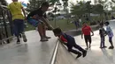 Beberapa orang anak bermain meluncur di area Skate Park RPTRA Kalijodo, Jakarta, Sabtu (15/6/2019). Menjelang sore hari, anak-anak berdatangan menghabiskan waktu dengan bermain di area RPTRA Kalijodo. (Liputan6.com/Helmi Fithriansyah)