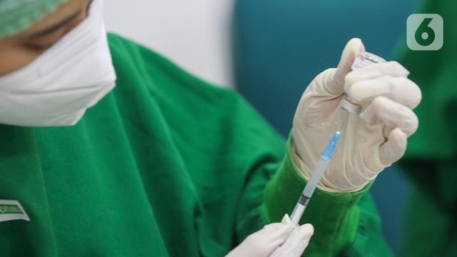 <span>Petugas medis bersiap melakukan vaksin Covid-19 untuk karyawan ritel di Lippo Plaza Ekalokasari, Bogor, Jabar, Senin (29/03/2021). Layanan vaksinasi karyawan ritel yang berlangsung 2 hari didukung tenaga medis dari RS Siloam Hospitals Bogor dan 3 Puskesmas Kota Bogor. (Liputan6.com/Fery Pradolo)</span>