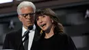 Aktor Ted Danson dan Mary Steenburgen berbicara pada hari terakhir Konvensi Nasional Partai Demokrat di Philadelphia, Pennsylvania, AS, Kamis (28/7). (REUTERS/Jim Young)