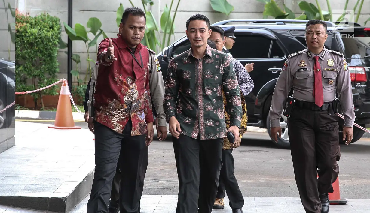 Gubernur Jambi, Zumi Zola memasuki Gedung KPK, Jakarta, Jumat (5/1). Zumi Zola penuhi panggilan penyidik sebagai saksi terkait pemberian suap rancangan Anggaran Pendapatan Belanja Daerah (R-APBD) Tahun Anggaran 2018. (Liputan6.com/Faizal Fanani)