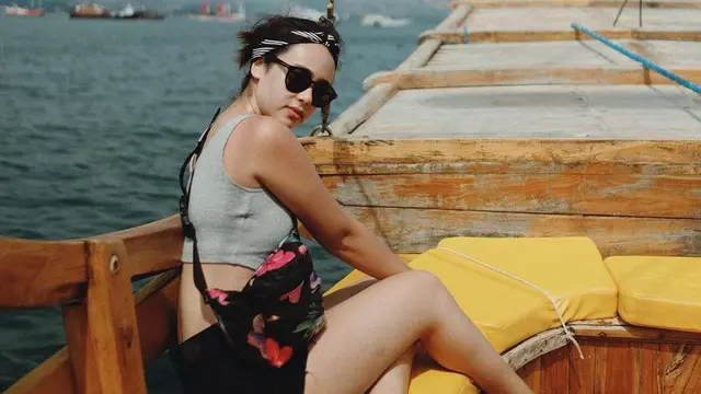 FOTO: Gaya Pamela Bowie Pakai Kacamata Hitam, Tampil Memesona