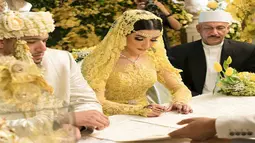 Selebgram Tasya Farasya menandatangani dokumen saat prosesi akad nikah. Selebgram sekaligus vlogger make up ini menikahi kekasihnya, Ahmad Assegaf. (Instagram/tasyafarasya)
