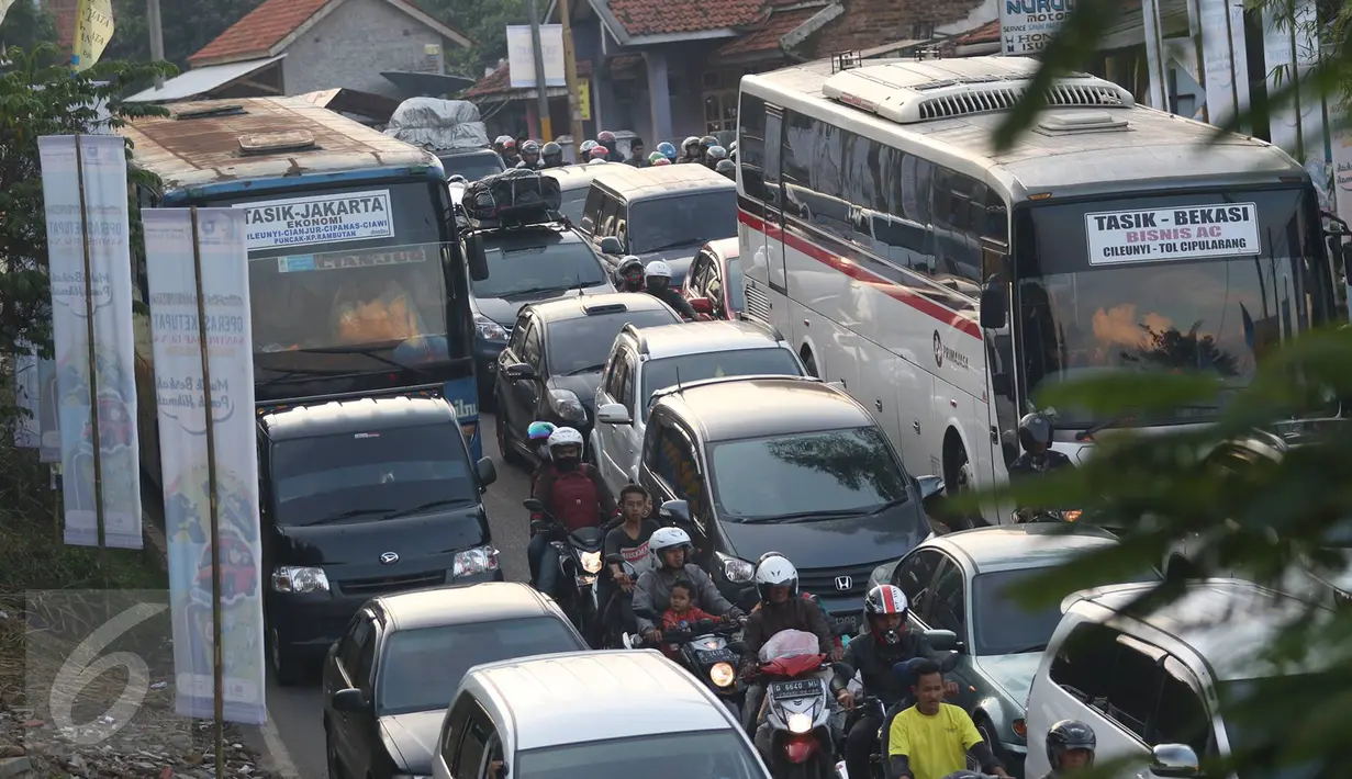 Sejumlah pengendara motor juga terjebak kemacetan di jalur lingkar Nagrek, Jawa Barat, Sabtu (2/7). Meningkatnya volume kendaraan menjadi penyebab kemacetan di jalur yang rutin dilintasi pemudik setiap tahun tersebut. (Liputan6.com/Immanuel Antonius)