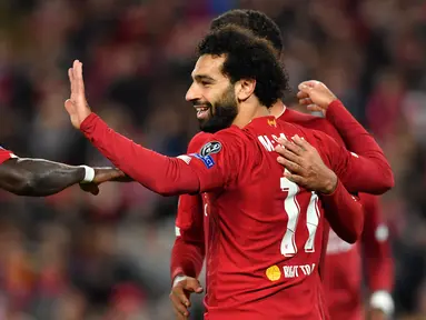 Para pemain Liverpool merayakan gol yang dicetak Mohamed Salah ke gawang Salzburg pada laga Liga Champions di Stadion Anfield, Liverpool, Rabu (2/10). Liverpool menang 4-3 atas Salzburg. (AFP/Paul Ellis)