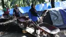 Pekerja dari kelompok tani mekar jaya binaan PT Wirakarya Sakti unit forestry APP Sinarmas bersiap mengangkut pupuk kompos di Kab Tanjung Jabnung Barat, Jambi, Kamis (3/5). Usaha pupuk kompos tersebut beromzet 1 miliar. (Liputan6.com/Angga Yuniar)