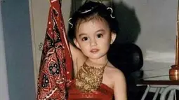 Perempuan berusia 36 tahun ini sudah berprestasi sedari kecil. Momen Agnez Mo berdandan bak penari tradisional ini menjadi buktinya. Agnez Mo sudah tertarik dengan dunia seni sedari kecil dan kemampuan menarinya terus terasah dari waktu ke waktu. (Liputan6.com/IG/agnezmo)