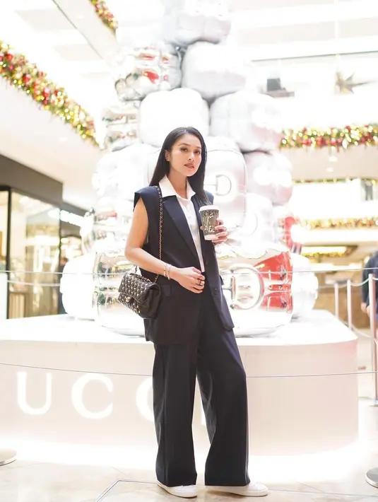 Penampilan Sandra Dewi bergaya semi-formal satu ini juga tak lepas dari sorotan. Meski penampilannya terlihat lebih formal, namun dirinya tetap terlihat menawan dan elegan. (Liputan6.com/IG/@sandradewi88)