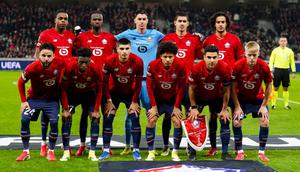 Calvin Verdonk (depan kiri) bersama tim Lille jelang laga di matchday 8 Liga Europa melawan SC Freiburg di Stade Pierre Mauroy, Jumat dini hari WIB. (Dok. losc.fr)