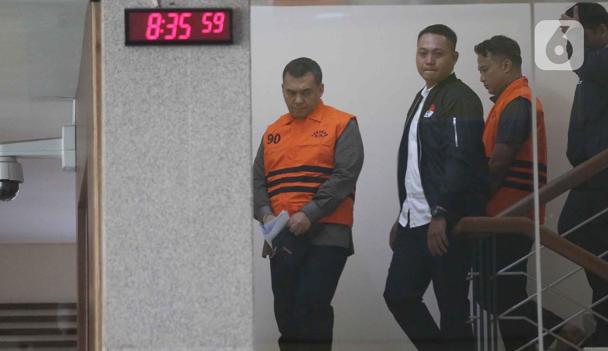 Wakil Menteri Imigrasi dan Pemasyarakatan (Wamen Imipas), Silmy Karim (kiri), dikawal petugas menuju mobil tahanan usai menjalani pemeriksaan intensif di Gedung Merah Putih Komisi Pemberantasan Korupsi (KPK), Jakarta, Kamis (4/6/2026). (Liputan6.com/Helmi Fithriansyah)