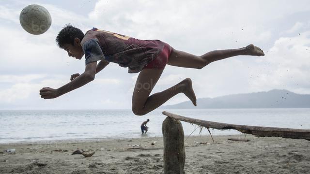 Pesepak bola SSB Tulehu, Rizki Lestaluhu. (Bola.com/Vitalis Yogi Trisna)