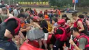Menurut kantor berita resmi Xinhua, sekitar 125.000 warga Zhuozhou dari daerah berisiko tinggi dipindahkan ke tempat penampungan. (AP Photo/Andy Wong)
