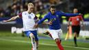 Kylian Mbappe mencoba melewati Hordur Magnusson pada laga kedua Kualifikasi Piala Eropa 2020 Grup H yang berlangsung di Stadion Stade de France, Paris, Selasa (26/3). Perancis menang 4-0 atas Islandia. (AFP/Martin Bureau)