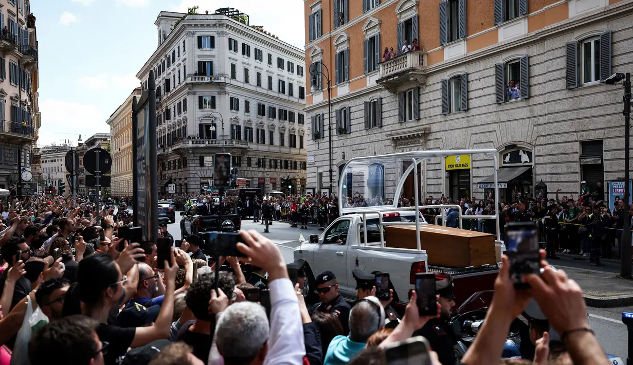 Sebelumnya, pada pukul 10.00 waktu setempat atau 15.00 WIB dilakukan misa rekuiem yang dipimpin Kardinal Giovanni Battista Re, Dekan Dewan Kardinal, di Basilika Santo Petrus, Vatikan. (HENRY NICHOLLS/AFP)
