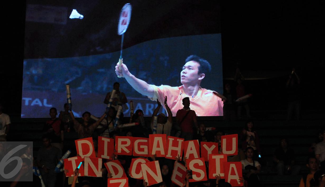 Suporter membentang tulisan Dirgahayu Indonesia ke-70 usai laga final ganda putra Total BWF World Championships 2015 antara M Ahsan/Hendra Setiawan melawan Liu Xiaolong/QiuZihan (Tiongkok), Jakarta, Minggu (16/8/2015). (Liputan6.com/Helmi Fithriansyah)