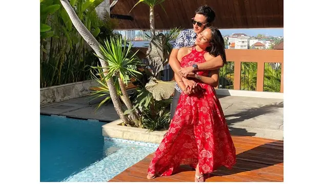 Sempat menutupi hubungannya, Mike Lewis berpacaran dengan Janissa pada tahun 2018.