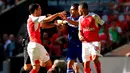 Pemain Arsenal, Mikel Arteta (kiri), bersitegang dengan pemain Chelsea, Radamel Falcao dalam Community Shield 2015 di Stadion Wembley, Inggris. Minggu (2/8/2015) malam WIB. (Action Images via Reuters/John Sibley)