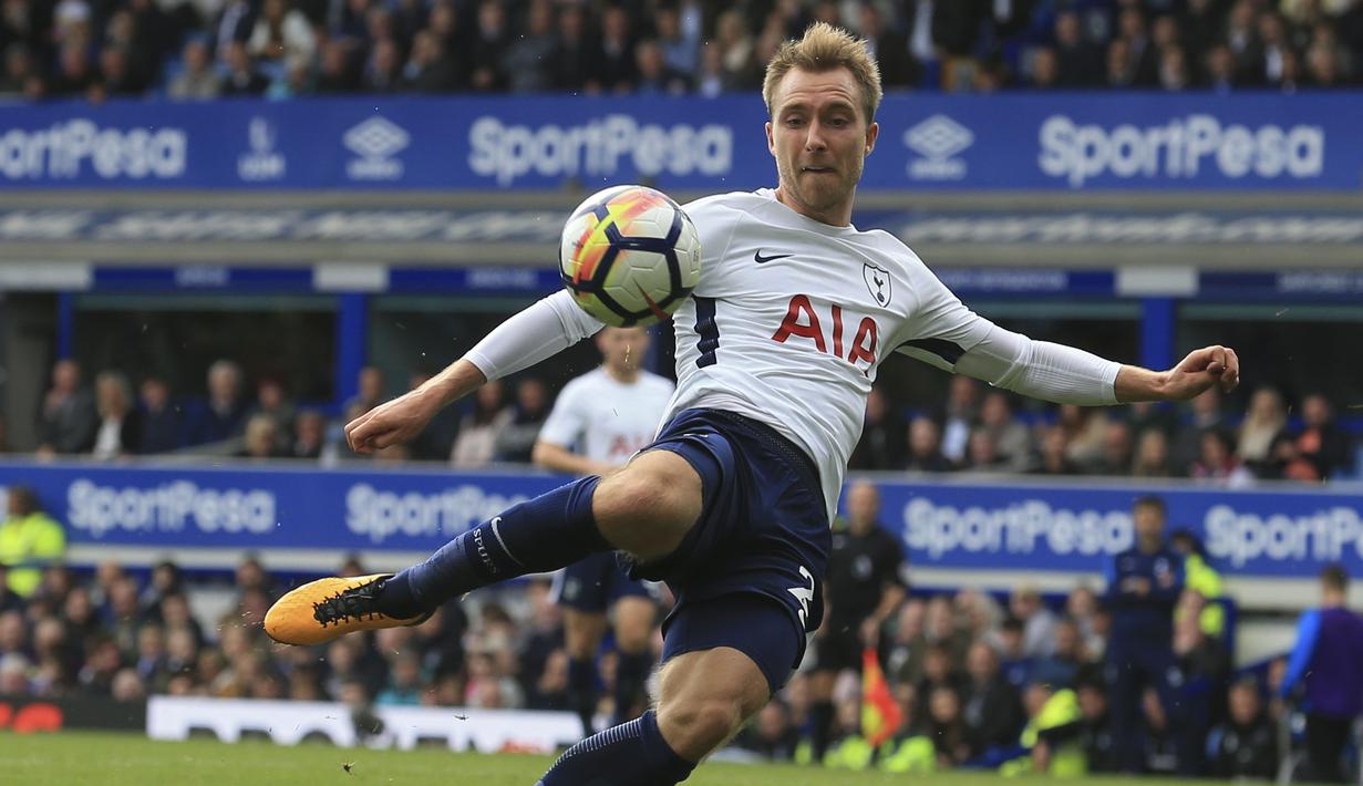 Pemain Tottenham, Christian Eriksen mencetak satu kegawang Everton pada lanjutan Premier League di Goodison Park, Liverpool, (9/9/2017). Tottenham menang 3-0. (AFP/Lindsey Parnaby)