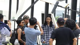 Marcello Tahitoe saat ikut dalam syuting video klip untuk Ahok di RPTRA Kalijodo, Jakarta, Kamis (5/1). Video klip ini dibuat sebagai bentuk dukungan untuk Ahok dan Djarot. (Liputan6.com/Herman Zakharia)