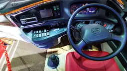 Dibagian interiornya terlihat dashboard dengan nuansa yang elegan. Dashboard ini berbahan kulit dengan sedikit sentuhan ornamen agar menambah kesan mewah. Di dashboard ini terdapat fitur radio, pengaturan AC, tombol-tombol lampu dan fitur Lega-light. untuk menambah kesan elegan juga terdapat ambient light di dashboard yang bisa berubah warna. (Source: instagram.com/@laksanabus)