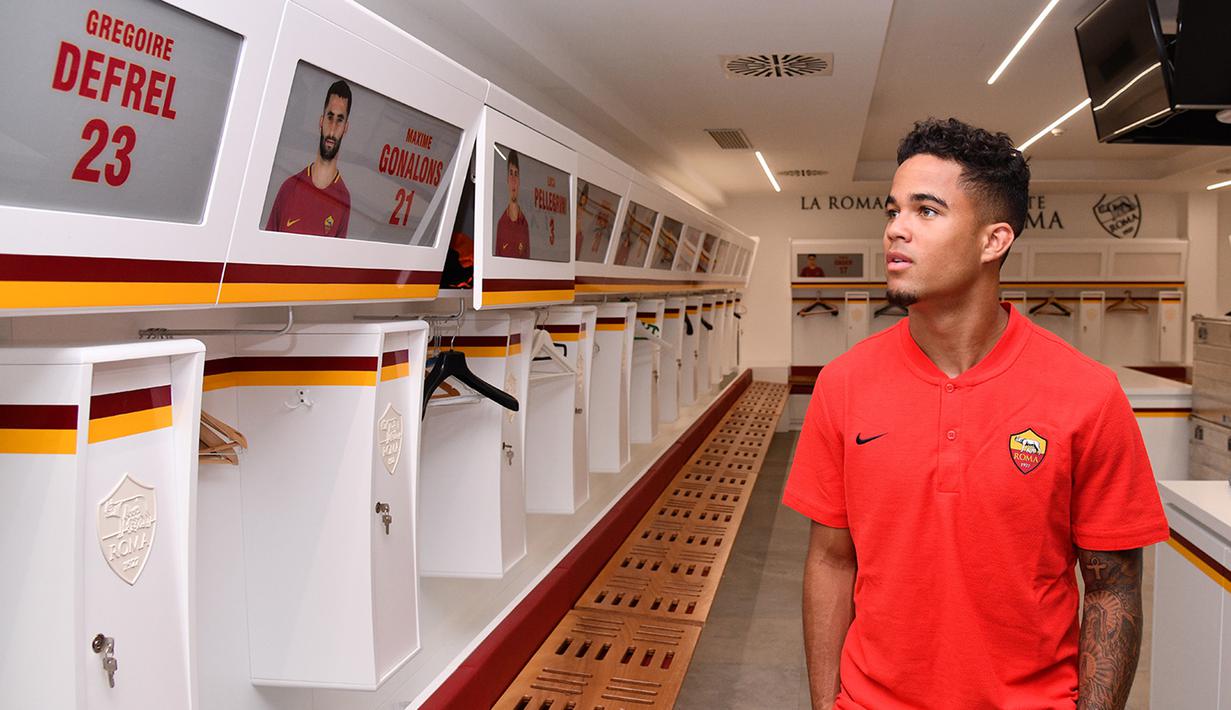 Pemain baru AS Roma, Justin Kluivert, melihat ruang ganti usai diperkenalkan ke publik di Trigoria, Roma, Jumat (22/6/2018). Dirinya didatangkan dengan harga 17,25 juta euro dari Ajax Amsterdam. (Laman Resmi AS Roma)