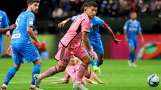 Pemain Inter Miami, Luis Suarez mengejar bola saat laga persahabatan melawan Al-Hilal yang berlangsung di Kingdom Arena Stadium, Riyadh, Arab Saudi, Selasa (30/01/2024) WIB. Pada laga ini, Suarez berhasil mencetak gol debut di klub barunya. (AFP/Fayez Nureldine)